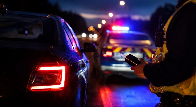 Bódultan, ittasan és jogosítvány nélkül száguldott a 117-es úton