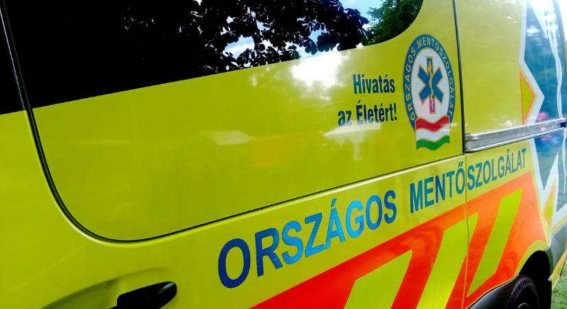 Brutális frontális ütközés: Három ember beszorult egy autóba