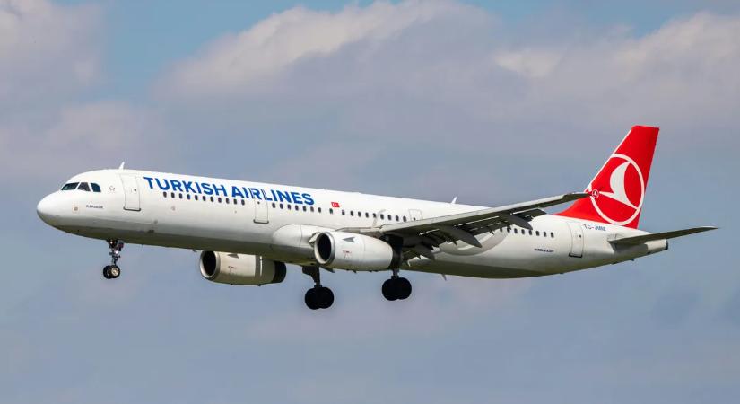 Pánik a fedélzeten, hatalmas csattanással szakította át egy tárgy a repülőgépet – videó