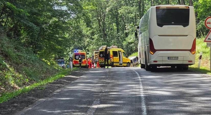 Teljes útzár és mentőhelikopterek a 23-as főúton történt frontális ütközés után fotók