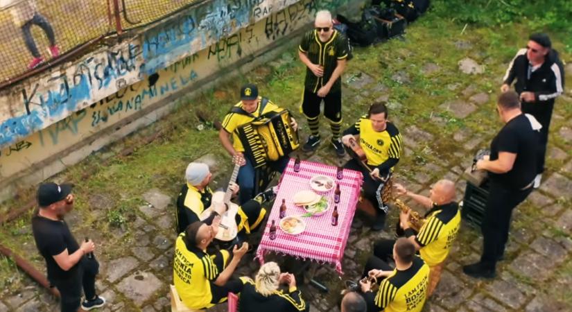 „I am from Bosnia” – mutassatok ennél jobb szurkolói dalt!