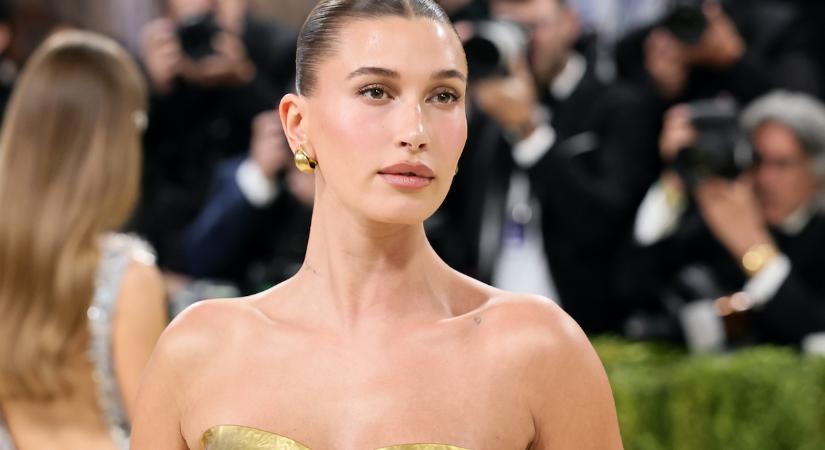 Őrület ez a disznócsülök cipő! Imádjuk vagy utáljuk Hailey Bieber legújabb kedvencét?