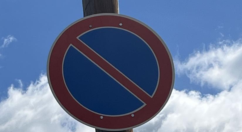 Parkolási botrány: Reagált a polgármester a tilosban parkolók ügyére – maradnak a büntetések, de mi van a NAV-os autóval?