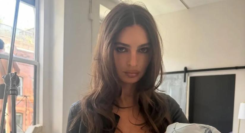 Emily Ratajkowski fedetlen telt kebleit csak egy kisbaba szája takarta – 18!