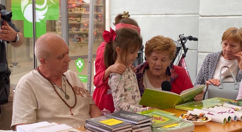 Utcára költözött a bajai könyvtár, elkezdődött az Ünnepi Könyvhét  fotók, videó