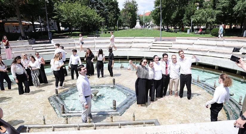 Idén sem maradt ünneplő fiatalok nélkül a Dugonics téri szökőkút