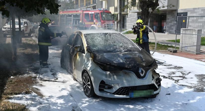 Szénné égett egy elektromos Renault a XIII. kerületben – fotók