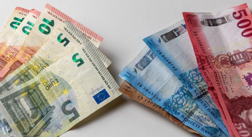 Most váltsunk eurót a nyaralásra vagy várjunk vele? Itt a bennfentes infó a legnagyobb bankok szakértőitől