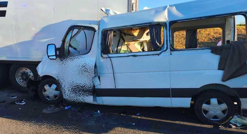 Balesetsorozat az M1-es autópályán: mindkét sofőr elaludhatott, a moldáv kisbuszt vezető férfi életéért küzdenek, 8-an meghaltak