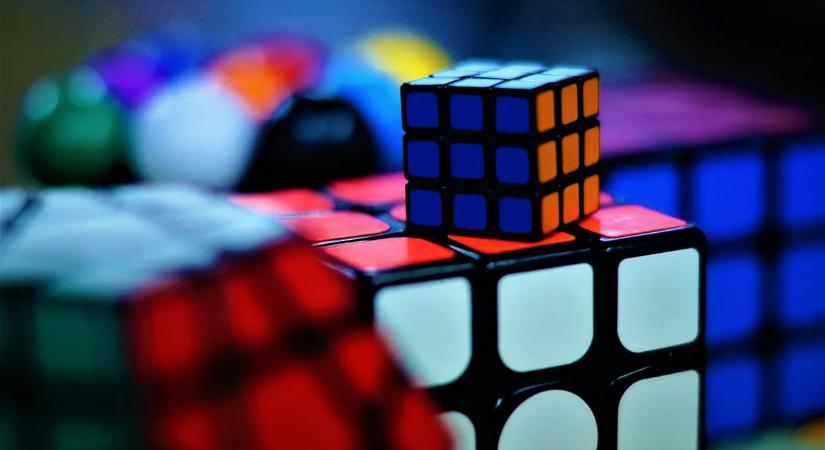 Szabadesés közben rakta ki a Rubik-kockákat