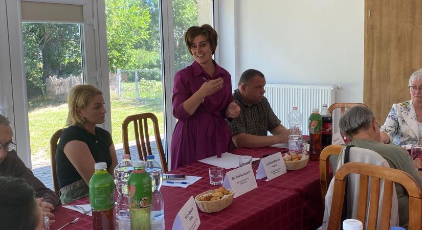 A ruhagyűjtőkonténer-problémák és a halászléfőző fesztivál is szóba került a bajai fórumon