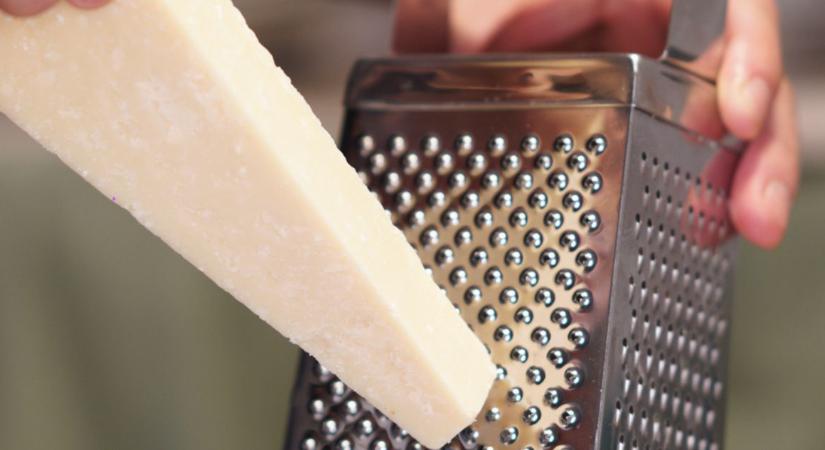Mindenki megdöbben, mikor megtudja, hogyan kell tartani a sajtreszelőt valójában