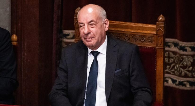 Sulyok Tamás kitüntetett egy idős gyermekvédelmi szakembert