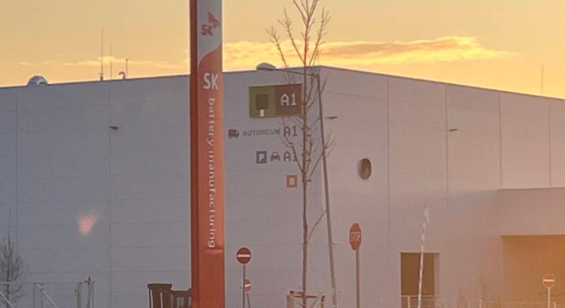 Amputáció és 7,3 kiló rákkeltő por a levegőben – így veszélyeztette dolgozóit a komáromi akkugyár az elmúlt években