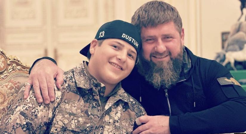 Csecsenföld hőse kitüntetést kapott az apjától Adam Kadirov