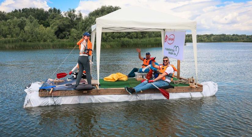 Minden eddiginél többen érkeztek a Tisza-tóhoz, hogy megtisztítsák a partokat – fotókon, videón az akció