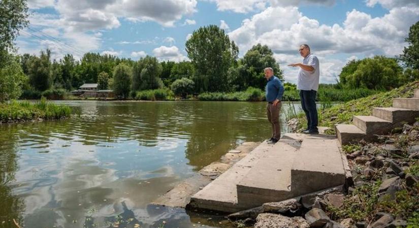 A holtágat tisztítja: nádat, hínárt vág, iszapot kezel a csodagép Faddon, Bogyiszlón, Tolnán
