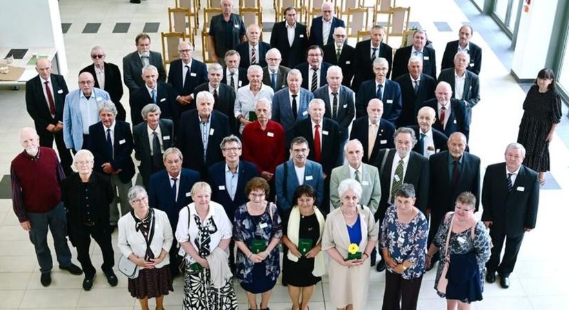 Jubileumi díszoklevelet kaptak a Debreceni Egyetem egykori mérnökhallgatói