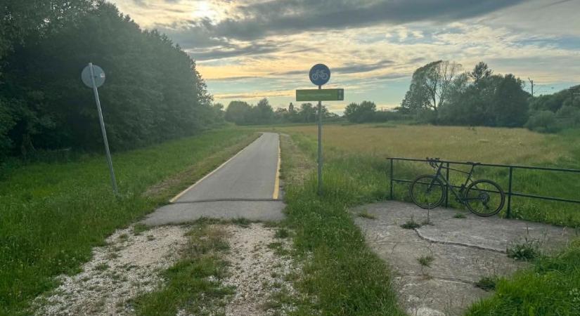Világszenzáció: a mező közepén, pont a semmiből indul a Kaposvár melletti bicikliút