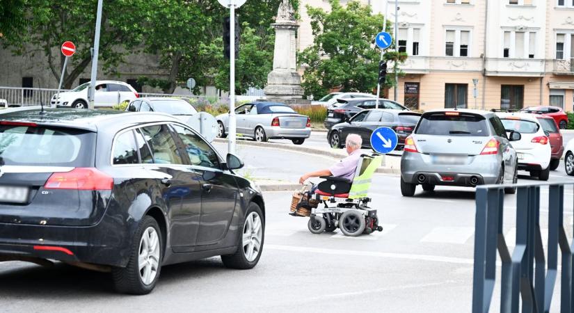 Véleményük és ötletük is bőven van a szolnoki dugóban rostokoló autósoknak – videóval, galériával