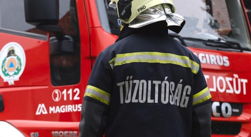 Felcsaptak a lángok a Szabadság utcában: Gázpalackokat mentettek a tűzoltók a szabolcsi melléképületből