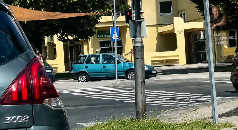 Vin Diesel megirigyelné ezt a manővert: újabb ajkai járda-versenyző bukkant fel videó