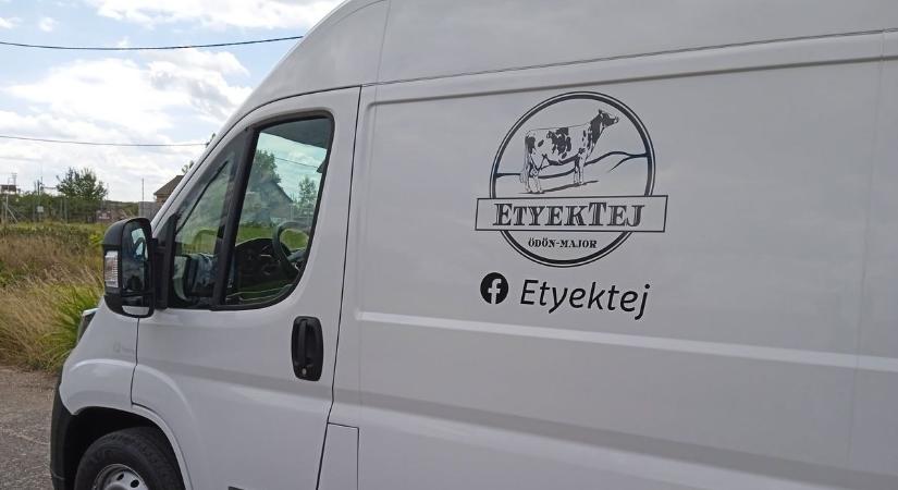 Nem vicc: kiborultak a helyiek a Boci-boci tarka miatt – már az Etyektej dolgozóit is fenyegetik