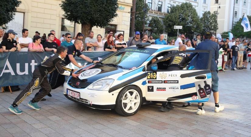 Bedübörögtek a Széchenyi térre: elrajtolt az 59. Mecsek Rallye