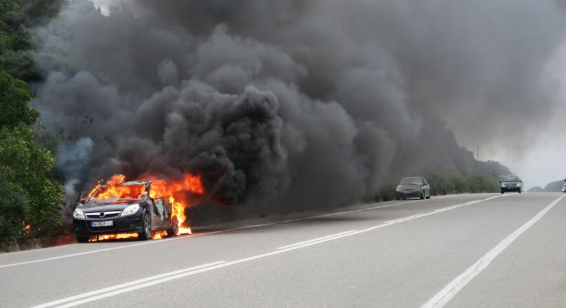 Lángba borult egy autó az M5-ös autópályán, hatalmas lángokkal küzdöttek a szegedi tűzoltók