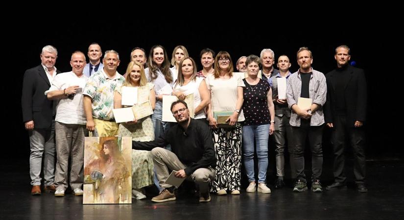 Rekordközeli évad, új díj és vastaps – így zárta a szezont a Hevesi Sándor Színház (galéria)
