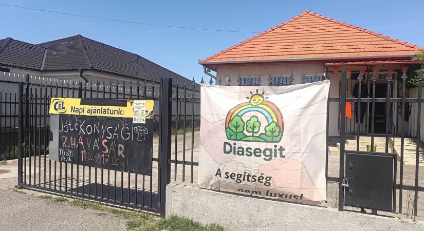 Minden ruha 100 forint a debreceni Diasegít alapítványnál – jótékonysági vásárral segíthetsz