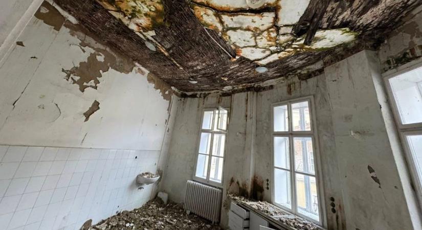 Újabb vészjelzés érkezett: már a tetőt is megbontották az Apponyi-kastélyon