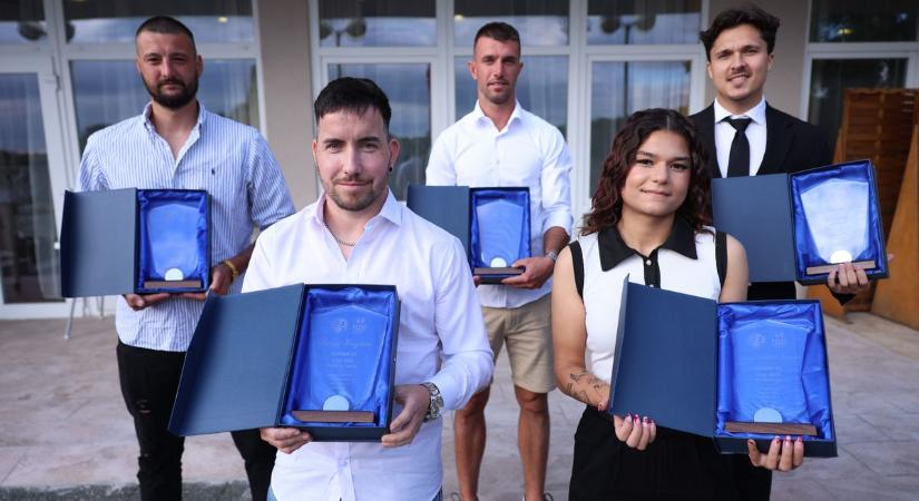 Őket választották a szurkolók a szezon legjobbjainak – gazdára találtak a futballdíjak