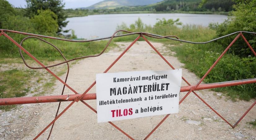 Sorompó, magánterület, kérdőjelek – Miért nem lehet körbesétálni az ostorosi tavat?