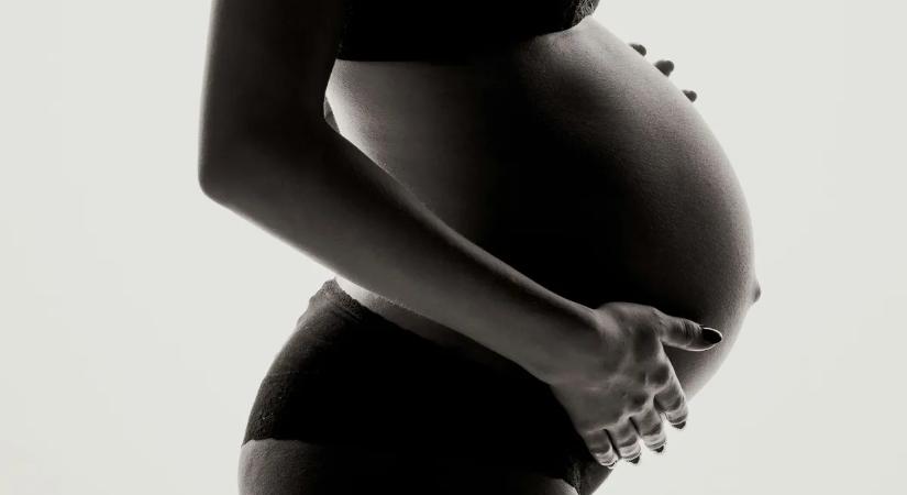 Anyuka lesz a híres színésznő, babapocakját lencsevégre kapták