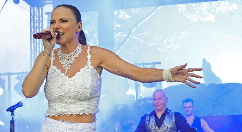 Péter Szabó Szilvia friss bikinis fotója intim tetkók sorát villantja fel