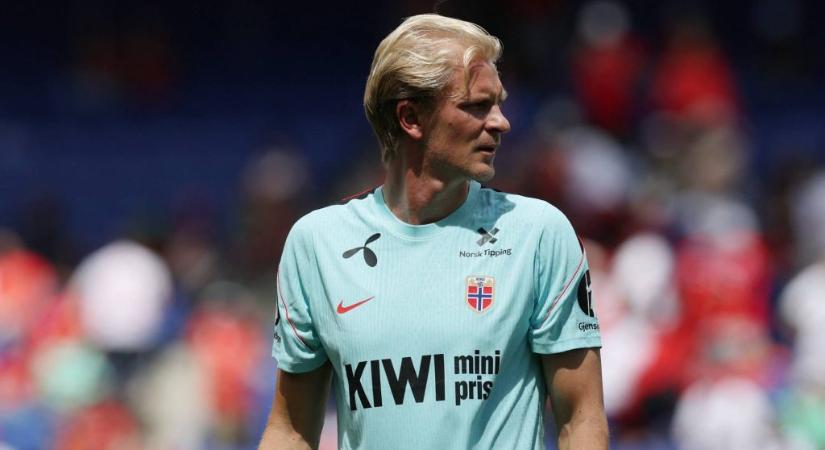 „Nem csupán az autók és a kávéscsészék nagyobbak” – csípés miatt szenved egy norvég futballista