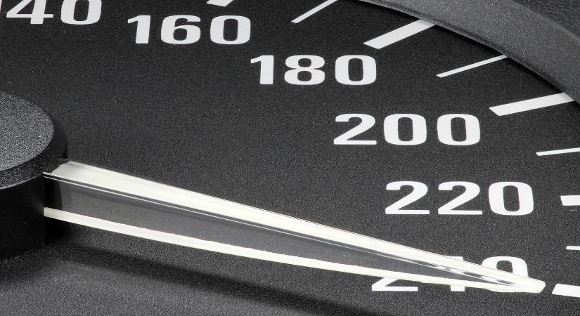 200 felett zúzott az autópályán, elvették az autóját