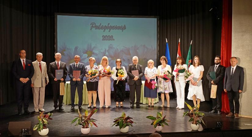 Pedagógusait ünnepelte és ismerte el a város