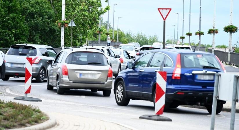 A lezárásokkal együtt megérkezett a brutális közlekedési dugó Szolnok belvárosába