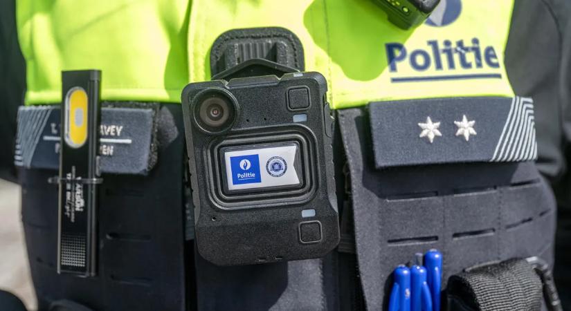 Tóba dobta a testkameráját egy rendőr, hogy eltitkoljon valamit