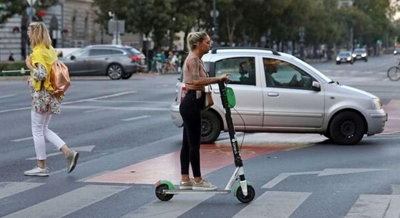 Centiken múlhat a tragédia: így száguldoznak az e-rollerek Nyíregyháza szívében