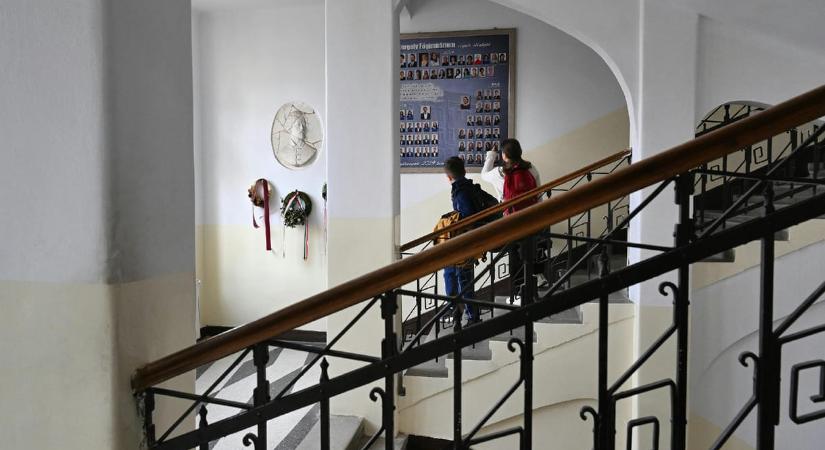 Alapítványi vagy egyházi iskolákba kényszerülnek a „feketelistázott” tanárok: a tankerületek indoklás nélkül utasítják el azokat, akik a státusztörvény miatt mondtak fel