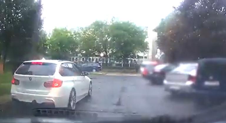 Szabálytalanul parkoló nyitotta rá az ajtót, szócsata és rendőri közbelépés lett a vége