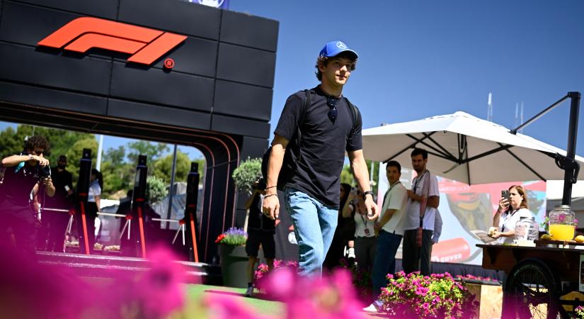 Álruhában ment a nép közé az F1-pilóta