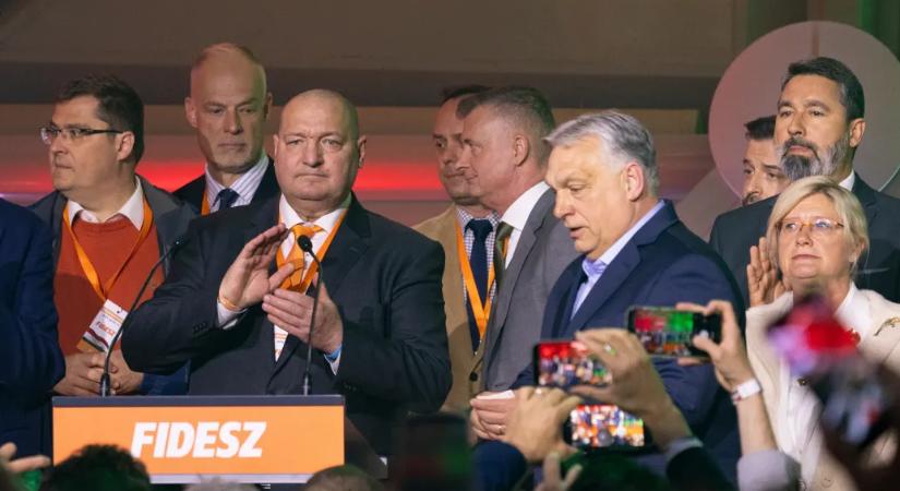 Egy évet kap Orbán arra, hogy gatyába rázza a padlóra került Fideszt