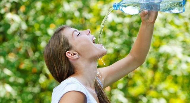6 kellemetlen testi tünet, amitől megszabadulhatsz, ha elegendő vizet iszol