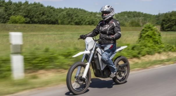 Kipróbáltuk az alig százkilós és 48 lóerős (!) endurót