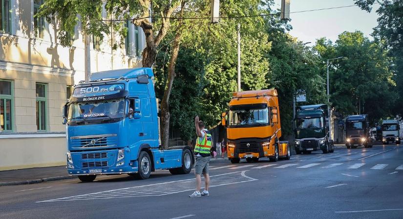 Kürtszó, dudálás: hatalmas monstrumok gördültek az úton
