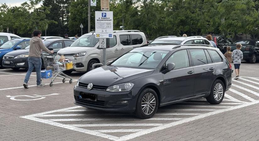 Kreatív parkolásból ismét jelesre vizsgáztak egyes veszprémi autósok (fotók)